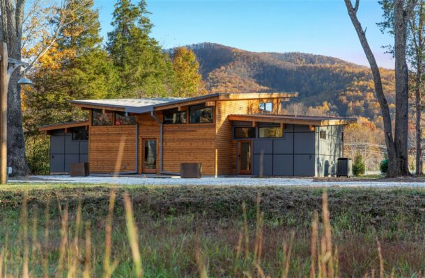 Bear Creek Cedar Homes | Lindal Custom Elements Grove Inn - 9